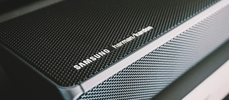 Vista dettagliata della griglia e del logo di una soundbar Samsung