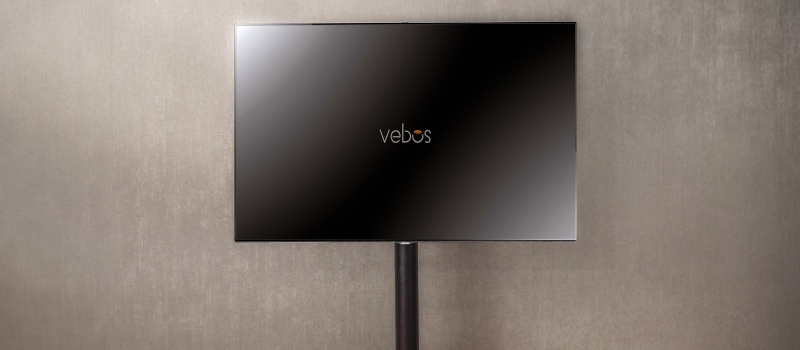 TV su un supporto nero