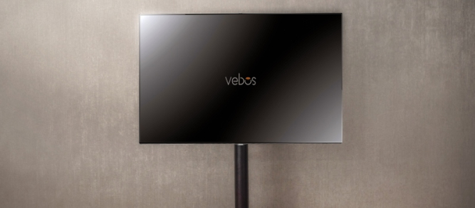 TV su un supporto nero