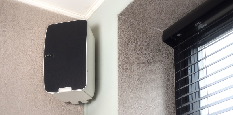 Vuoi allestire il tuo home cinema? Non dimenticare i supporti per altoparlanti Vebos. Un altoparlante bianco è montato sulla parete accanto alla finestra per mezzo di una staffa.