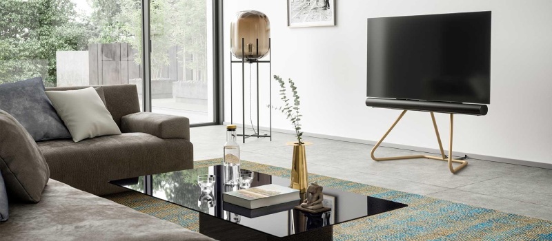 Interni moderni con televisore su supporto integrato con soundbar