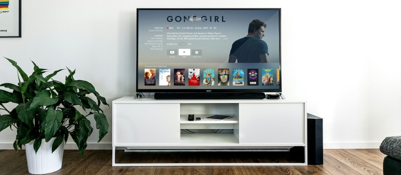 Televisione su un mobile TV con soundbar inclusa.