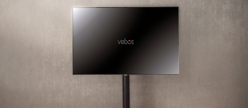TV su un supporto nero