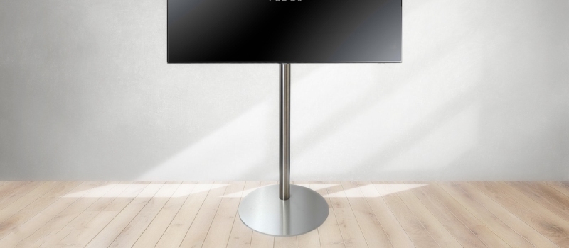 Sempre l'altezza giusta per il tuo televisore con un supporto TV di Vebos Una TV su un supporto TV color argento.