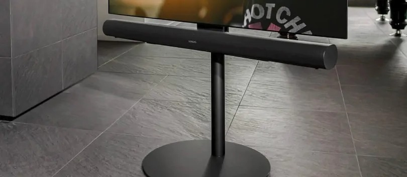 La soundbar è sospesa sotto la TV per mezzo di un supporto TV